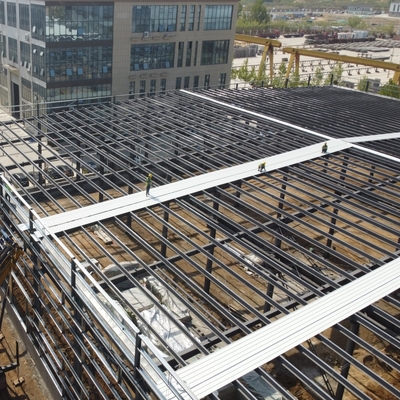 Edificio con estructura de acero y techo arqueado con vigas de sección H, vida útil de 50 años