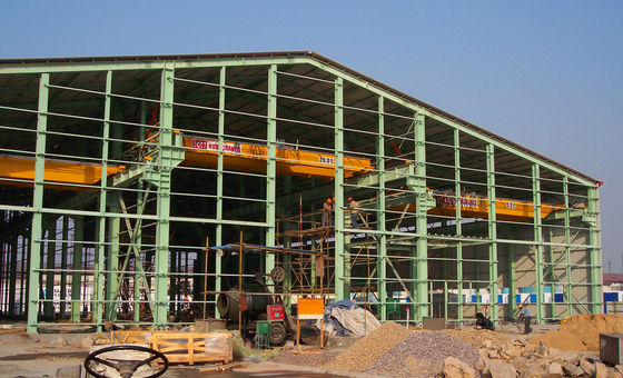 Edificio pre dirigido del taller del metal con la grúa de arriba/el taller prefabricado del metal