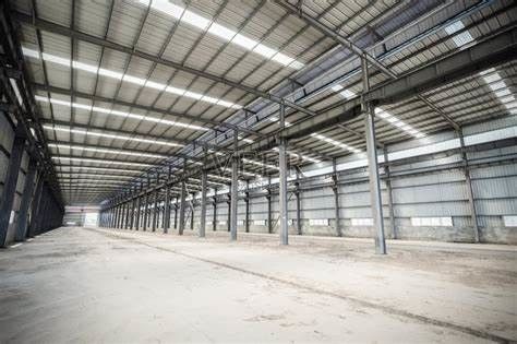 Almacén de estructura de acero ligero con vigas de sección H. Duración de vida de 50 años