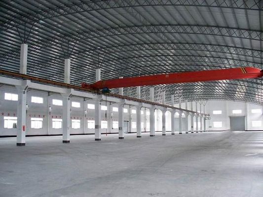 Almacén de estructura de acero ligero con vigas de sección H. Duración de vida de 50 años