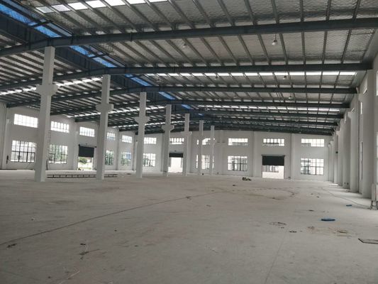 Almacén de estructura de acero ligero con vigas de sección H. Duración de vida de 50 años
