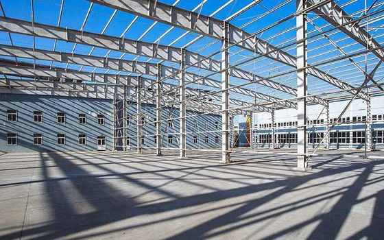 Taller prefabricado con estructura de acero y grúa puente
