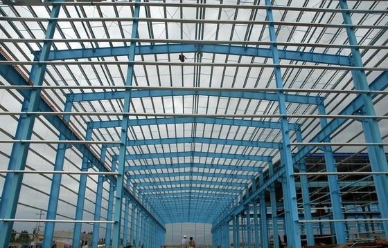 Taller prefabricado con estructura de acero y grúa puente