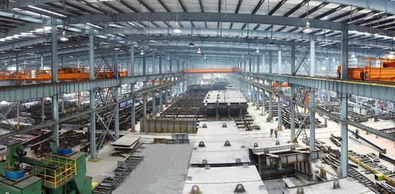 Taller prefabricado con estructura de acero y grúa puente