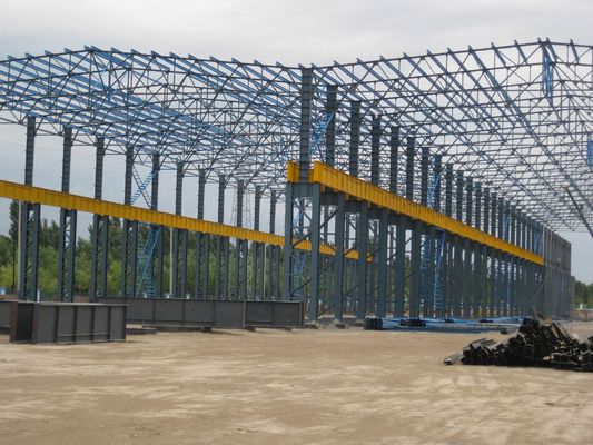 Taller prefabricado con estructura de acero y grúa puente