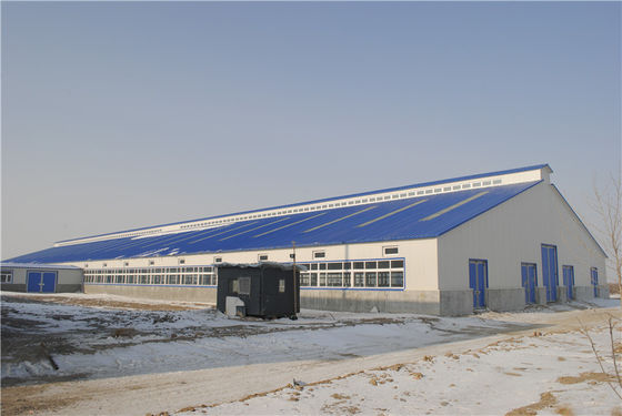 Almacén/Taller prefabricado con estructura de acero y gran envergadura