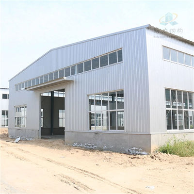 Almacén de estructuras prefabricadas de acero con vigas de sección H y paneles sandwich