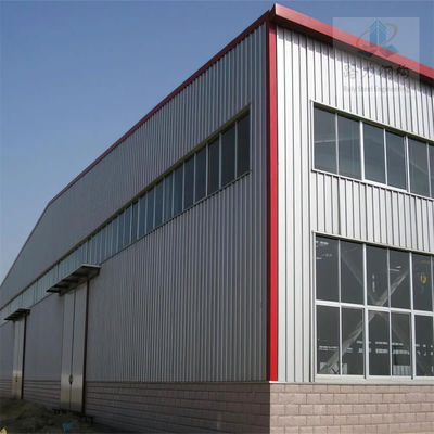 Almacén de estructuras prefabricadas de acero con vigas de sección H y paneles sandwich