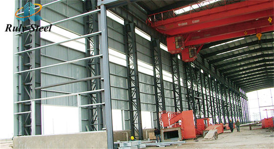 Construcción de estructuras de acero de fabricación de almacén con grúa superior