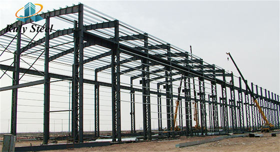 Construcción de estructuras de acero de fabricación de almacén con grúa superior