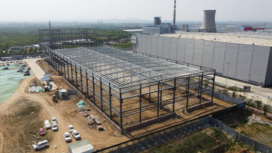 Almacén de estructuras prefabricadas de acero con vigas de sección H. Vida útil de 50 años