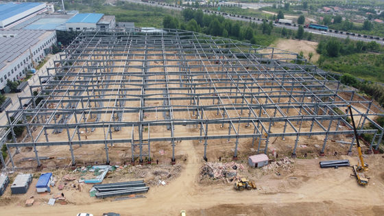 Almacén de estructuras prefabricadas de acero con vigas de sección H. Vida útil de 50 años