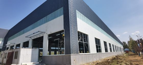 Almacén prefabricado de acero con vigas de sección H y acabado galvanizado