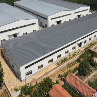 Almacén de estructuras prefabricadas de acero con vigas de sección H. Vida útil de 50 años