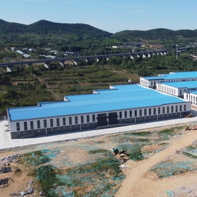 Almacén prefabricado con estructura de acero y vigas de sección H