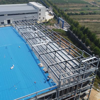 Taller de estructuras prefabricadas de acero con techos de paneles sándwich