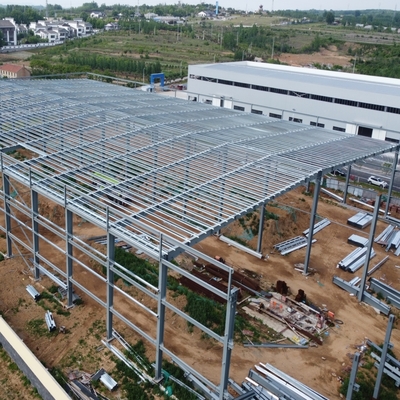 Almacén con estructura de acero prefabricada con vida útil de 50 años