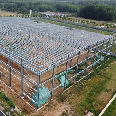 Almacén con estructura de acero prefabricada con vida útil de 50 años