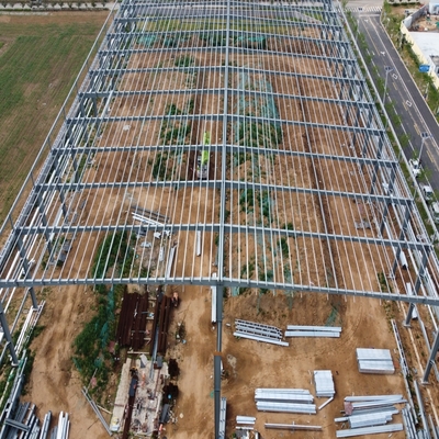 Almacén prefabricado de acero de 150m x 40m con paneles sándwich de lana de vidrio