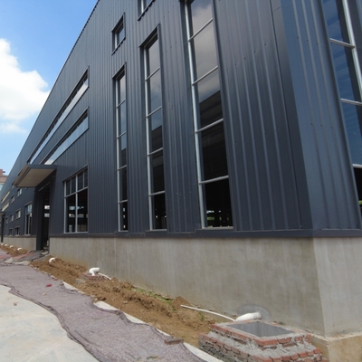 Almacén prefabricado con estructura de acero y paredes de panel sándwich