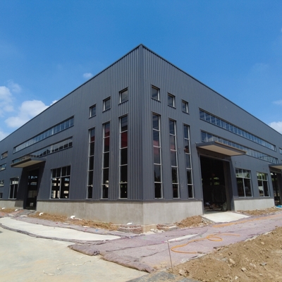 Almacén de estructura de acero con aislamiento de lana de roca