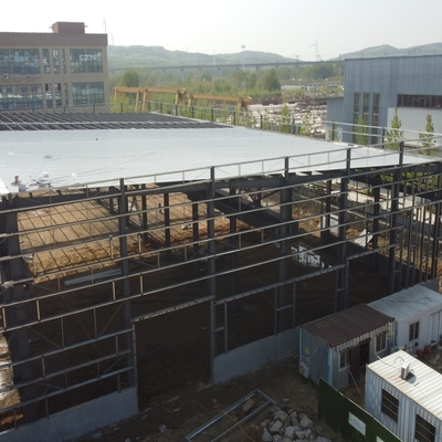 Almacén de estructura de acero con aislamiento de lana de roca