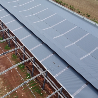 Almacén con estructura de acero Q355B y paneles sándwich de PU