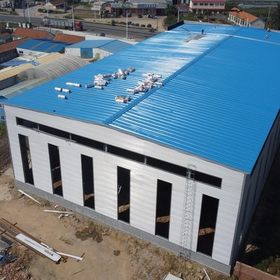 Taller de estructuras prefabricadas de acero con vigas de sección H