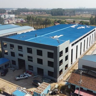 Taller de estructuras de acero prefabricadas con vigas de sección H