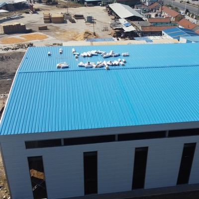 Taller de estructuras prefabricadas de acero con vigas de sección H