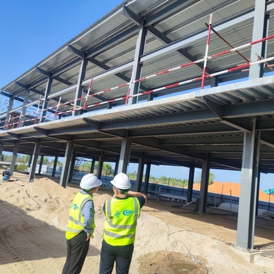 Taller de estructuras prefabricadas de acero con oficinas y suelos de revestimiento epoxi