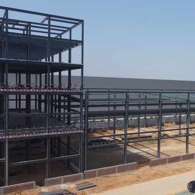 Edificio de acero con estructura de portal prefabricada y diseño de múltiples pisos