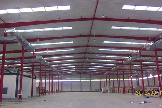 Almacén de estructura de acero ligero con aislamiento de lana de vidrio