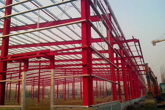 Almacén de estructura de acero ligero con aislamiento de lana de vidrio