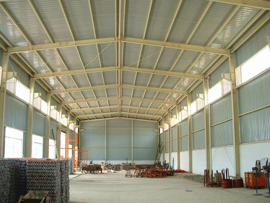 Almacén de acero claro con estructura de acero ligero