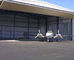 Edificios temporales de la estructura de acero del hangar de los aviones con la puerta de la elevación-Para arriba