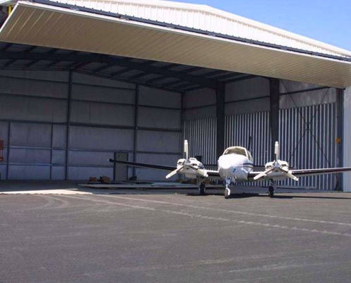 Estructura de acero temporal para hangar de aeronaves con puerta elevable